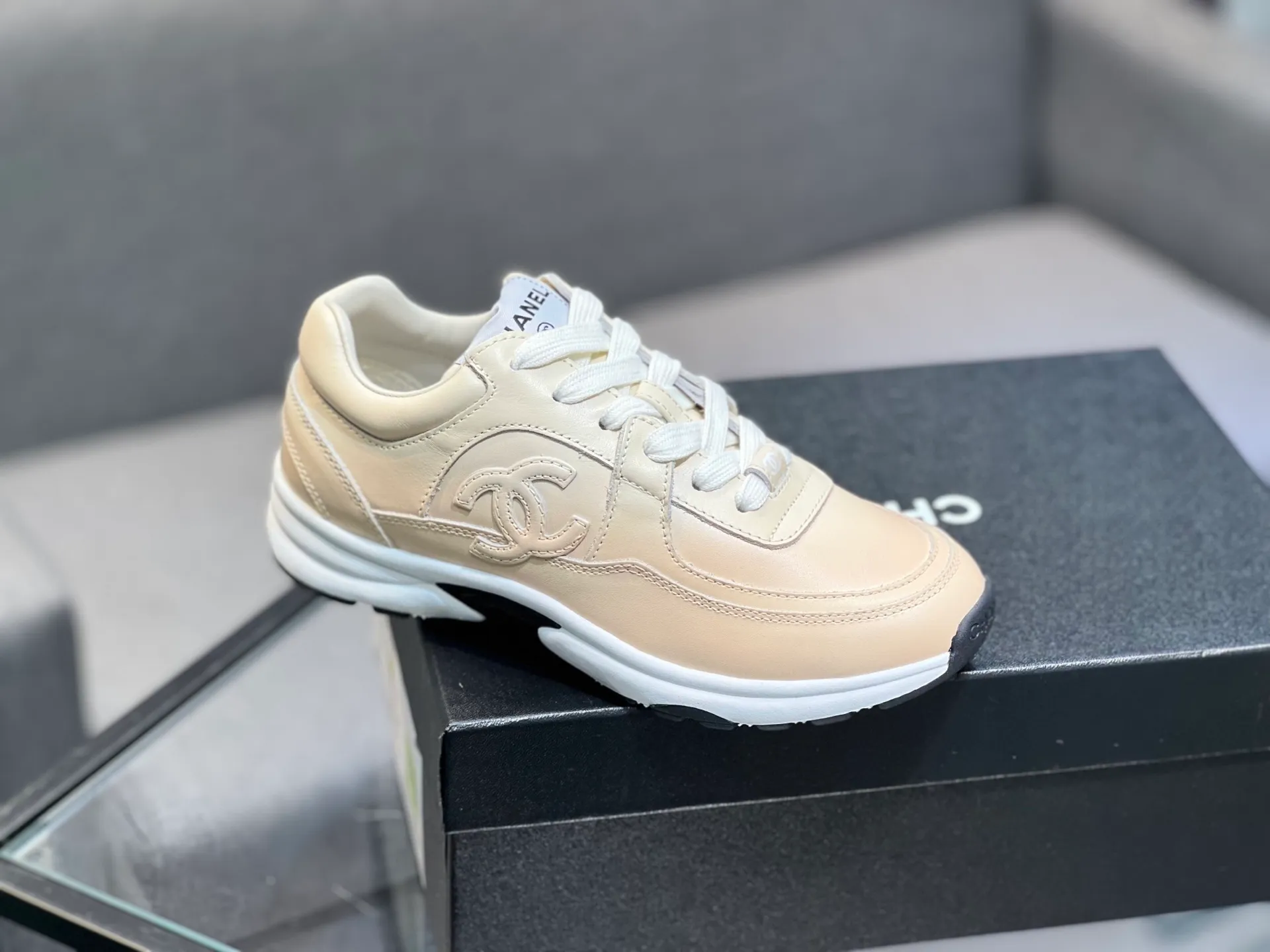 Men's men's shoes 💰660 Exclusive real shot (top version) CHANEL Chanel 2025ss color matching thick-soled casual sports shoes and sneakers. The counter is synchronized. The counter is very popular. A shoe that is very difficult to buy. The most popular thick-soled panda shoes on the Internet. It can be imagined that Xiaoxiang control can't miss it. It has both good looks and comfort. Simple and versatile white shoes. The thick sole increases the height and is super versatile. Close your eyes and wear it. Whoever wears it will look better. Upper: calfskin Lining: imported sheepskin lining Outsole: TPU original outsole Size: 35-44 (customized for women 41 and 40, and 45 for men)